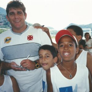 Marcelo Ferreira com alunos do Projeto Grael